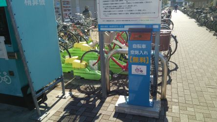 自転車の空気入れも置いてあります。